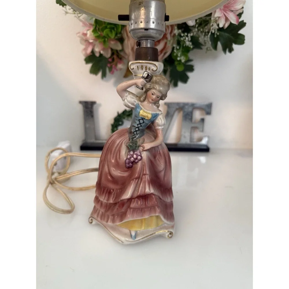 Vintage Victorian Figural Boudoir Lamp 10